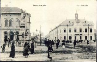 Dunaföldvár Erzsébet tér a Szentháromság-szoborral és a községházával (EK)