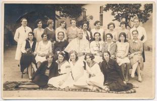 Torda, Turda; Lány növendékek csoportképe pappal a templom előtt / Girls with priest in front of the church. Fotograf Csiky A. photo (EB)