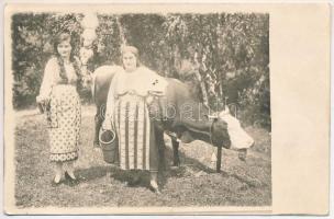 1931 Törcsvár, Törzburg, Bran-Poarta; erdélyi népviselet, tehén / Transylvanian folklore, cow. Schneider Fotograf photo (EK)