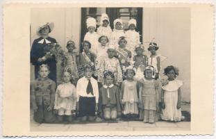 1936 Déva, Iskolai előadás jelmezbe öltözött gyerekekkel / school play, children in costumes. photo