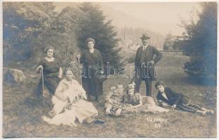 Tusnádfürdő, Baile Tusnad; kiránduló család / hiking family. Fotograf Adler photo