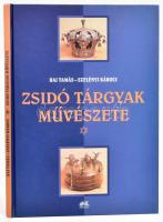 Raj Tamás - Szelényi Károly: Zsidó tárgyak művészete. Bp, 2002, Makkabi Kiadói Kft. Szelényi Károly fotóival illusztrálva. Kiadói kartonált papírkötésben, borítón apró kopásnyomokkal, jó állapotban.