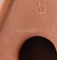 Oláh Sándor (1907-1983): Ülő női akt. Terrakotta, jelzett 19 cm