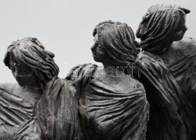 Három grácia. Festett kerámia, márvány talapzaton, jelzett, apró lepattanásokkal, kezeken sérülés, m...