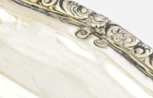 Ezüst tálca, plasztikus díszítéssel a szélén. dianás jelzéssel. Mesterjeggyel. 530 g 39x20 cm