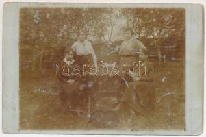 1918 Szászváros, Broos, Orastie; hölgyek az udvaron / ladies in the garden. photo (gyűrődések / creases)