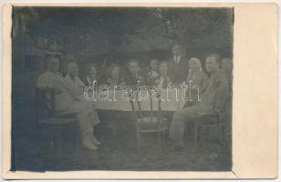 1931 Ótohán, Tohanu Vechi (Brassó, Brasov); családi ebéd a ház udvarán / family dinner in the garden. photo (fl)