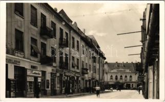 1943 Zombor, Sombor; Vadászkürt szálloda és utca, Schall Vidor üzlete, Illatszertár, Harisnyaház, asztalos és Rózsa István. Schlotzer József kiadása / hotel and street, shops