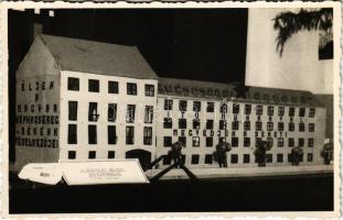 Békéscsaba, Békéscsabai Irodaház makettje, Éljen a Magyar Néphadsereg - Békénk Védelmezője! Az aládúcolás nélküli nyílásáthidalás: Papp Györgyi. photo