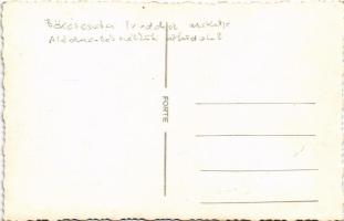 Békéscsaba, Békéscsabai Irodaház makettje, Éljen a Magyar Néphadsereg - Békénk Védelmezője! Az aládú...