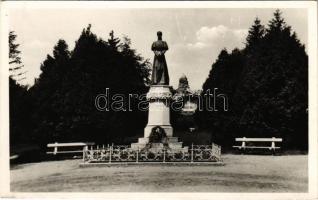 Gödöllő, Erzsébet királyné (Sissi) szobor a parkban