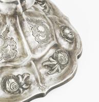 Antik ezüst (Ag) rózsás gyertyatartó pár plasztikus rózsa díszítéssel és vésett díszítéssel Bécs, 18...