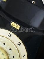 Retró fekete bakelit telefon. Telefongyár