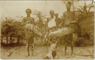 Tonga, szudáni gyerekek hatalmas rétisassal / Sudanese folklore, children with sea eagle. photo (EM)