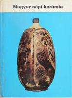 Domanovszky György: Magyar népi kerámia. Magyar Népművészet 1. Bp., 1973, Corvina. 73 p. Kiadói kartonált papírkötésben, kissé foltos borítóval. Fekete-fehér és   színes fotókkal, ábrákkal illusztrált. Aláhúzásokkal.