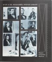 Kincses Károly - Kolta Magdolna: 97 év a XX. századból: Stefan Lorant. A magyar fotográfia történetéből 10. (Kecskemét), 1997, Magyar Fotográfiai Múzeum. Gazdag fekete-fehér képanyaggal illusztrálva. Kiadói papírkötés, jó állapotban.