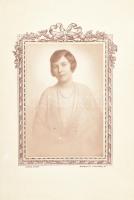 1928 Fiatal hölgy portréja, 2 db kartonra kasírozott fotó Székely Aladár műterméből, 12×8 cm