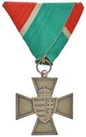 1940. &quot;Nemzetvédelmi Kereszt&quot; ezüstözött bronz kitüntetés mellszalagon T:AU helyenként kopott ezüstözés Hungary 1940. &quot;National Defense Cross&quot; silver plated bronze decoration on ribbon C:AU sligthly worn silver plating NMK 442.