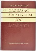 Kulcsár Kálmán: Gazdaság-Társadalom-Jog. Budapest, 1982, Közgazdasági és Jogi könyvkiadó. Egészvászon kötés, kiadói papírborítóval.