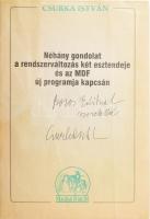 Csurka István: Néhány gondolat a rendszerváltozás két esztendeje és az MDF új programja kapcsán. A Magyar Fórum rendkívüli kiadványa. (Bp., 1992), Magyar Fórum, 24 p. Kiadói tűzött papírkötés. A szerző, Csurka István (1934-2012) dramaturg, politikus, országgyűlési képviselő által DEDIKÁLT példány.