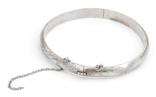 Ezüst(Ag) karperec, jelzett, sérült biztonsági lánccal, d: 6 cm, nettó: 8,6 g