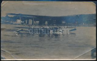 1916 Osztrák-magyar haditengerészeti bombázógép G8, melyet 1916-ban gyártottak, lassít a vízen. Fotó gyűrődéssel 16x10 cm) / Autstro-Hungarian Navy airforce plane G-8 moving slowly on the water. G-8 went into service in September 1916 Engines: 3 239 hp Hiero (push) Span: 28 m; maximum speed: 125-130 kmh; crew: 3 Armament: 2 8mm machine guns; 800 kg of bombs 16x10 cm creased