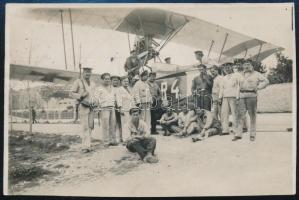 1918 Osztrák-magyar haditengerészeti felderítőgép R-4 szerlők és matrózok a Puntisella bázison, 11x8 cm / Autstro-Hungarian Navy airforce sailors and mechanics pose next to R-4, a reconnaissance flying boat. According to the handwritten information on the back, the photograph was taken at the Puntisella Naval Station in 1918.  Engines: 1 175 hp Rapp (push) Span: 14 m; maximum speed: 108-125 kmh; crew: 2-3 Armament: 1 8mm machine guns; 250 kg total payload