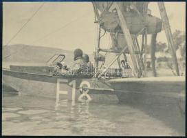 cca 1917 Osztrák-magyar haditengerészeti repülő E-18. Linienschiffleutnant Hugo Ockermüller vezetésével A repülő négy évig volt szolgálatban Montenegro ellen például, 1918-ban zuhant le /  Linienschiffleutnant Hugo Ockermüller is seen here at the controls of E-18, a Type-M Lohner machine. With E-20 and E-21, she was part of the trio of flying boats that was sent to open the k.u.k. air station at Kumbor, in the Bocche di Cattaro. E-18 flew numerous bombing missions against Montenegro in the opening months of the war. Later she was transferred to Pola and Sebenico. She crashed on May 31, 1918, after being in service for over four years. Engine: 1 100 hp Gnome nine-cylinder rotary (push) Span: 13 m; length: 7.85 m; maximum speed: 98 kmh; endurance: 4 hours; crew: 2 Armament: 50 kg of bombs