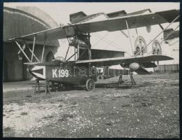 cca 1917 Osztrák-magyar haditengerészeti felderítő bombázó Weichmann K-199. 1917 februárjától decemberig szolgált, amikor landolás közben megsemmisült. 11x8 cm /    Weichmann K-type flying boat reconnaissance bomber parked before a hangar. It is No. K-199; the photograph was taken from the front portside. No personnel is visible. By 1916, the Lohner L-series had been outclassed by Allied fighters and the k.u.k. Krigsmarine was looking for suitable replacements. Two firms built flying boats of almost identical design to meet Naval Aviation specifications and both were accepted. Oeffag's chief designer, Weichmann, produced 22 machines, some at Oeffag and others at Phönix. K-199 was built at Oeffag. It went into service on February 11, 1917, and was lost while attempting to land in Pola on December 8, 1917.  Engine: 1 160 hp Austro-Daimler (push) Span: 16 m; length: 10.2 m; maximum speed: 135-140 kmh; endurance: 6 hours; crew: 2 Armament: 1 8mm Schwarzlose machine gun for observer; 150 kg of bombs