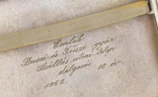 Alpakka cigarettatárca, belsejében gravírozott ajándékozási sorokkal, 11x8 cm