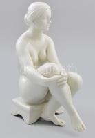 Pátzay Pál (1896-1979): Női akt. Fehér mázas porcelán. Jelzett, hibátlan. m: 28 cm