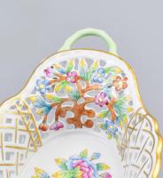 Herendi Viktória VBOmintás áttört tálka plasztikus virág díszekkel. Kézzel festett, jelzett, hibátla...