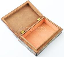 Keleti intarziás fa doboz. Kis sérüléssel 19x13 cm