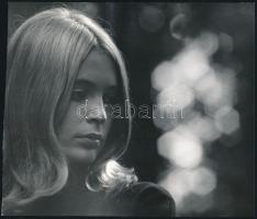 cca 1969 Müller Ferenc budapesti fotóművész aláírt, vintage fotóművészeti alkotása (Portré), ezüst zselatinos fotópapíron, 18x21 cm