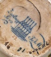 cca 1890 Zsolnay kiskancsó. Magastüzű, aranykontúrozott virágmintákkal festett finomfajansz. Jelzett...