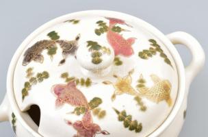 Zsolnay aranyhal mintás szószkínáló tál kanállal. cca 1885, magastüzű mázakkal festett finomfajansz,...