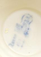 Zsolnay aranyhal mintás szószkínáló tál kanállal. cca 1885, magastüzű mázakkal festett finomfajansz,...