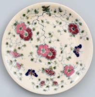 cca 1878-1890 Pillangó és virágmintával festett alátét, családi pecséttel jelölve. Mázrepedéssel, kis kopással, d: 16 cm