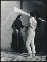 cca 1965 Foto Simay: Találkozás című vintage fotóművészeti alkotás, pecséttel jelzett, ezüst zselatinos fotópapíron, 24x18,2 cm