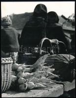 1964 Markó Ödön (1920-1984) győri fotóművész hagyatékából vintage fotóművészeti alkotás (A gyulai piacon), pecséttel jelzett, ezüst zselatinos fotópapíron, 19,8x15,2 cm