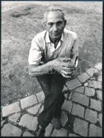 1975 Kopecskó János zalaegerszegi fotóművész által feliratozott, vintage fotóművészeti alkotás (Esztergomi telep, 1975), ezüst zselatinos fotópapíron, 24x18 cm