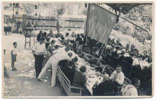 Újmoldova, Neumoldowa, Bosneag, Moldova Noua; Sfatul negustoresc / étterem kertje vendégekkel és pincérekkel / restaurant garden with guests and waiters. photo (EK)