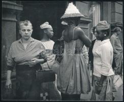 1963 Schrammel Ferenc: Négerek (Győrben) című, vintage fotóművészeti alkotása, aláírva, ezüst zselatinos fotópapíron, 18x22 cm