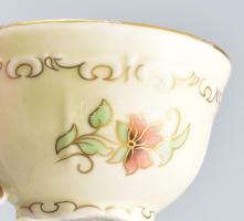 Zsolnay 2 darab aranykontúrozott virágmintás csésze alátéttel. Jelzett, kopással, d: 15 cm