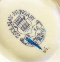 Zsolnay 2 darab aranykontúrozott virágmintás csésze alátéttel. Jelzett, kopással, d: 15 cm