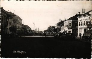 1940 Szászrégen, Sächsisch Regen, Reghin; Fő tér, autók, teherautó, Heinrich Binder és Eduard Theil üzlete, Royal cukrászda / main square, automobiles, truck, shops, confectionery. photo (fl)