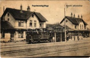 1922 Sepsiszentgyörgy, Sfantu Gheorghe; vasútállomás, vasúti pályaudvar, gőzmozdony, vonat, vasutasok. Benkő Mór kiadása / railway station, locomotive, train, railwaymen (EK)