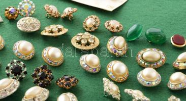 Strasszokkal, kövekkel, gyöngyökkel díszített gombok, össz. 44 db