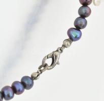 Fekete tenyésztett gyöngy nyaklánc és fülbevalópár, h: 44 cm