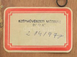 19. sz., Jézus a kereszten, festett csont, üvegezett fa kegytárgytartóban, hátoldalán Szépművészeti ...